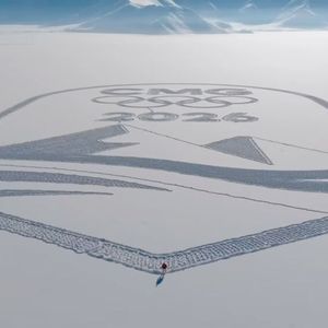 Kalter Härtetest: Der humanoide Roboter Unitree G1 zeichnet bei minus 47 Grad autonom das Logo der Olympischen Winterspiele 2026 in den Schnee.(Bild:  Unitree Robotics)