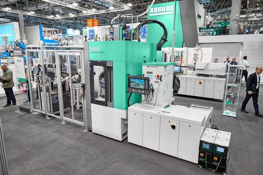 A vertical Allrounder 475 produces keyfobs (remote keys) for mobility. (Source:  Arburg)