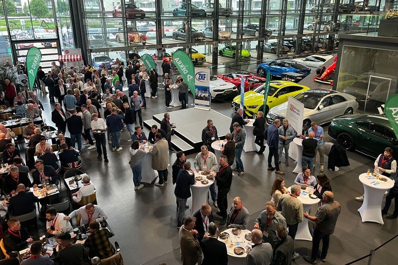 Schon am Vorabend des ZKF-Branchentreffs stand in der Kölner Motorworld das Netzwerk im Mittelpunkt.  (Bild: Jürgen Klasing)
