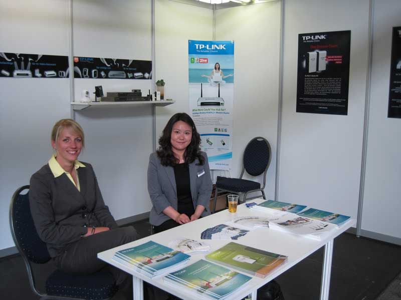 Ramona Hieß und Freya Zhang, TP-Link, gönnen sich eine kurze Pause. (Archiv: Vogel Business Media)