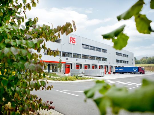 Die Maßnahmen, Beschaffung, Lagerung und Versand näher an die Kunden zu verlagern, trugen seit 2019/20 zu einer Reduzierung der Emissionsintensität im Produkttransport (Scope 3) der RS Group um 26 Prozent bei.(Bild:  RS Group)