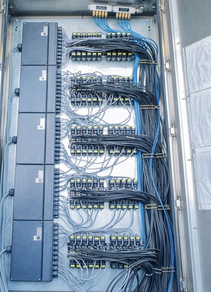 Bisherige, konventionell verdrahtete Lösung: mehr Platz, nicht hot-swap-fähig und aufwändiger verdrahtet. (Bürkert)