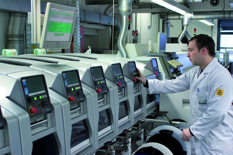 Bild 1: Auf High-End-SMD-Automaten (Multi-Modulbauweise) wird die SMD-Bestückung großer Serien realisiert. Bild: Ortgies (Archiv: Vogel Business Media)