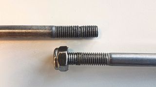 Wegen eines ungeeigneten Schmiermittels kaltverschweisste Schraube aus rostfreiem Stahl der Sorte A4, Festigkeitsklasse 70, kombiniert mit Sicherungsmutter aus austenitischem Stahl der Sorte A2, Festigkeitsklasse 70, mit Einsatz aus Polyamid.  (Bild: SFS AG)