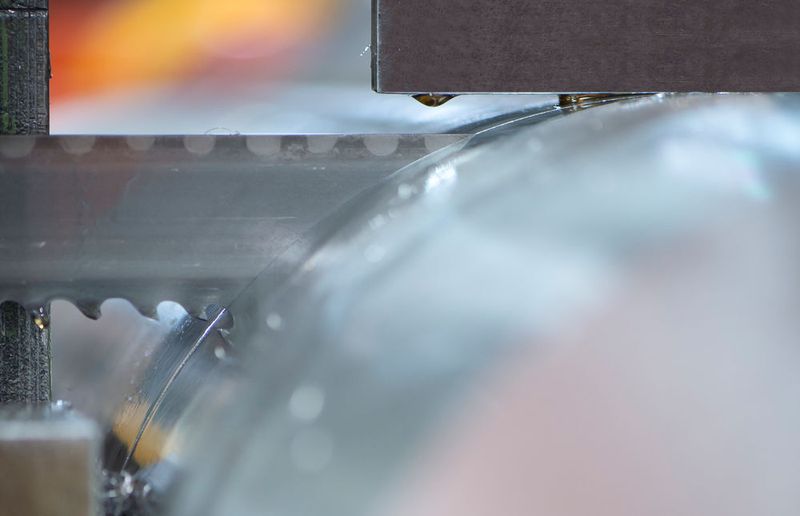 Bei Zapp kann man auf einen gut sortierten Maschinenpark zurückgreifen, zu dem unter anderem Sägen, Wasserstrahlschneidanlagen und Umformmaschinen gehören. (Bild: Buck)