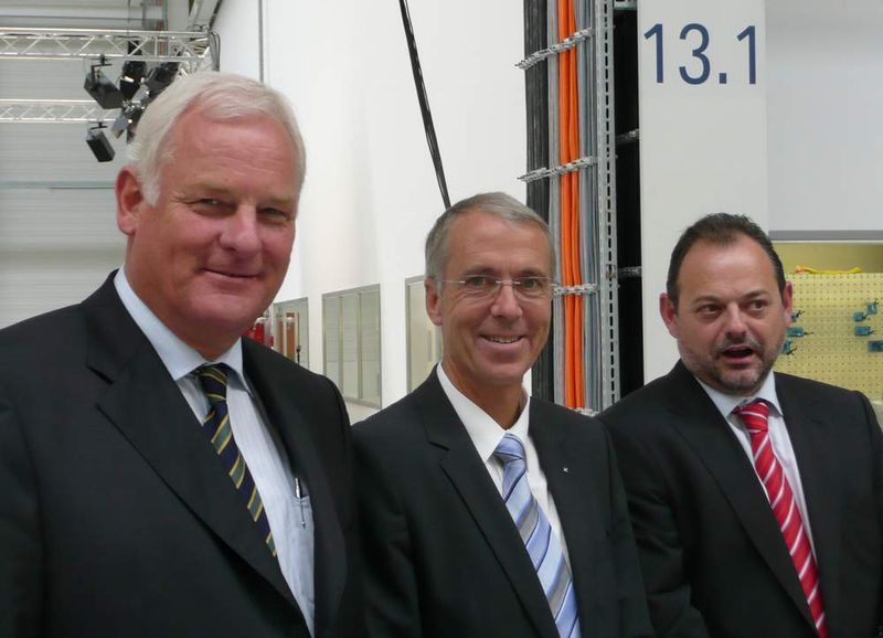 Die Köpfe, die bei der Schuler AG mit ihren Mitarbeitern hinter der revolutionären Technologie der Servo-Pressen stehen: (v.l.) Jürgen Tonn, Vorstandsvorsitzender, Joachim Beyer, Vorstand Forming Systems Großpressen/Automotiv und Klaus Linnig, Geschäftsführer Schuler Pressen. Bilder: Kuhn (Archiv: Vogel Business Media)