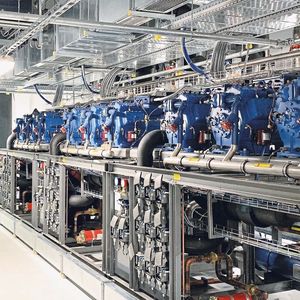 Die Verdichter der Kälteanlage (oben) wurden so gruppiert, dass auch bei Ausfällen jeder Kreislauf mit ausreichend Kälte versorgt werden kann. Darunter sind u.a. Druckschalter, Manometer und Blocktrockner installiert.  