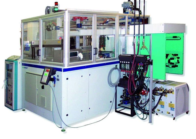 Bild 1: Automatisches Be- und Entladen spritztechnisch hergestellter Hartmetallteile. (Archiv: Vogel Business Media)