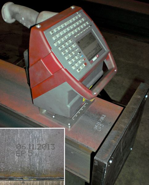 Schweißnahtmarkierung mittels Fly-Marker PRO. Das Gerät kann mit einem optional erhältlichen Säulengestell auch schnell in ein Tischgerät umfunktioniert werden, wie der Hersteller berichtet. (Bild: Markator)