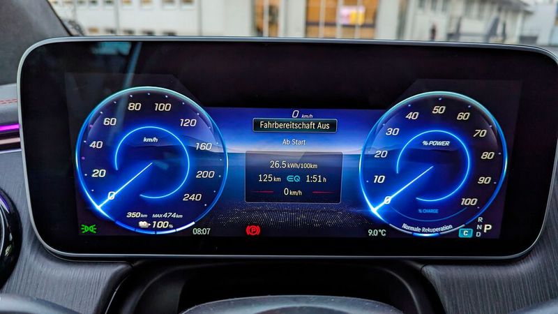 5. Stromverbrauch und Reichweite: Mercedes-Benz gibt zwei Reichweitenwerte an – den Durchschnittswert (479 bis 566 km) und den für urbanes Terrain (556 bis 667 km). Beide sind nicht wirklich realistisch – auf die Anzeige im Kombiinstrument kann man sich da schon eher verlassen. In der Praxis waren die angegebenen 350 Kilometer mit der gut 90 kWh fassenden Batterie bei moderatem Autobahntempo locker zu erreichen. (Bild: Rosenow – VCG)