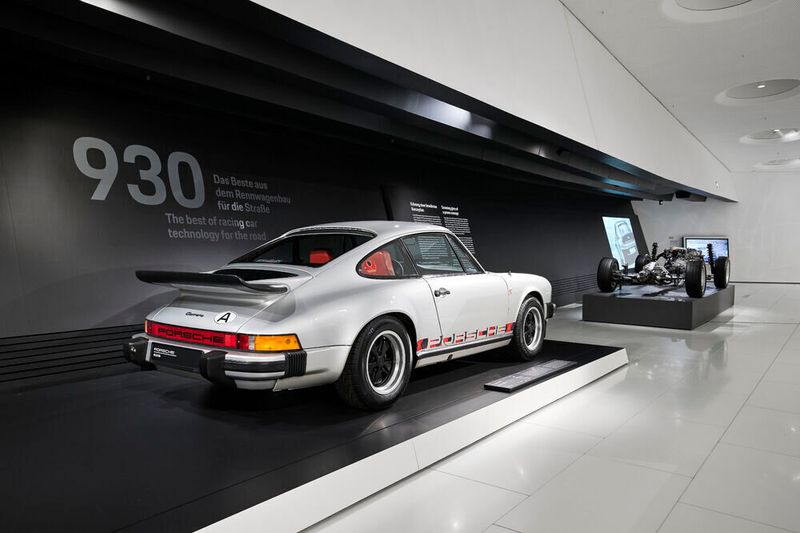 Ein Unikat ist dieser erste 911 Turbo, den Louise Piëch, die Tochter Ferdinand Porsches, zu ihrem 70. Geburtstag am 29. August 1974 erhielt. Der Sportwagen unterscheidet sich auf den ersten Blick von jenen 911 Turbo, die Porsche ab dem Frühjahr 1975 anbietet. Die schmale Karosserie ohne die Turbo-typischen Verbreiterungen stammt vom 911 Carrera.  (Bild: Porsche)