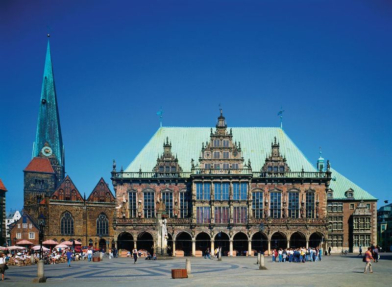 In der Hansestadt Bremen vernetzen sich Global Player, Startups, Wissenschaft und große Branchencluster, um so die Zukunft gemeinsam gestalten können. Hinzu kommt der Vorteil als Logistikstandort mit global agierenden Firmen und einer Erreichbarkeit der Stadt auf dem Wasser-, Luft- oder Landweg. Dies greift die Zukunftsinitiative „smart – digital – mobil“ auf und führt sie zusammen in eine gemeinsame Strategie, deren Ziel es ist, die Bremer
Kompetenzen in Wirtschaft und Wissenschaft zu bündeln und zu vernetzen, um so im fortschreitenden Prozess der Digitalisierung Bremens wirtschaftliche Kraft und Standortattraktivität zu sichern. Konkret betrifft die Zukunftsinitiative die Handlungsfelder eMobility, Autonomes Fahren, Intelligente Verkehrskonzepte, Smart Industry,
Startups und Smart Energy.  (Stadt Bremen)