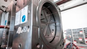 Das von Deckerform entwickelte Stammformwerkzeug mit austauschbaren Kontureinsätzen ermöglicht die wirtschaftliche Fertigung verschiedener Innen-/Außenadapter von IA100 bis IA400. Das innovative Stammformkonzept reduziert den Materialeinsatz und ermöglicht die flexible Produktion verschiedener Adaptergrößen. Um die Beständigkeit des Werkzeuges zu garantieren setzt der Familienbetrieb auf die Führungselemente von Meusburger.  (Bild: Deckerform)