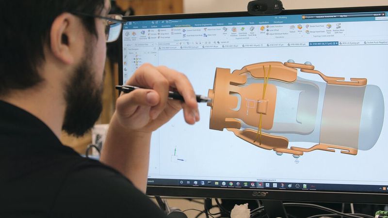 Die Arbeit mit dem NX Product Template Studio: Die Software vereinfacht die Konstruktion bequem zu tragender Schäfte und gewährleistet ein hohes Maß an Kontrolle. (Bild: Siemens Digital Industries Software)