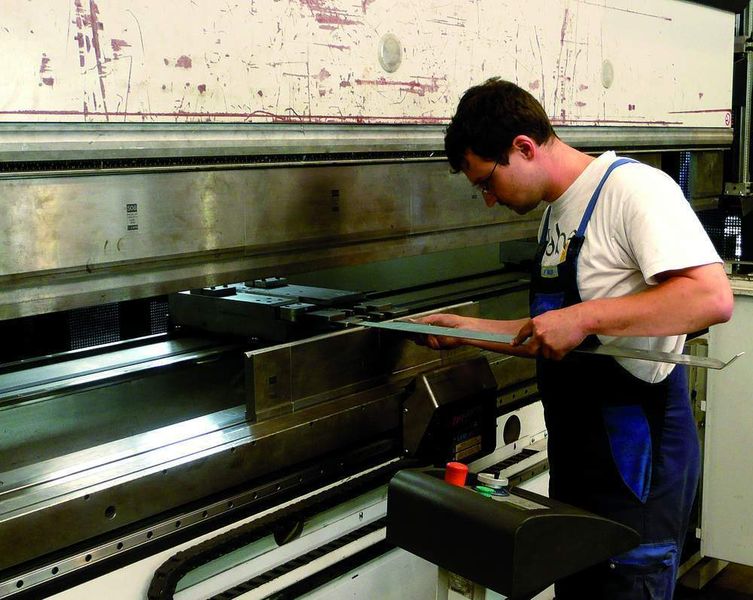 Die hydraulische Abkantpresse PPEB 320 mit 4000 mm Biegelänge verfügt unter anderem über einige moderne Features wie beispielsweise die leistungsstarke CNC-Steuerung Cadman von LVD, das Easy-Form-Laser-Winkelmess-System und ein programmierbares Bombiersystem. (Archiv: Vogel Business Media)