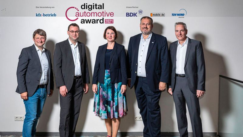 Die Veranstalter und Sponsoren des Digital Automotive Awards: (v. l.): Martin Achter, Ressortleiter Management & Handel bei »kfz-betrieb«, Stephan Jackowski, Digitalisierungsspezialist bei der Bank Deutsches Kraftfahrzeuggewerbe, Anja Munteanu, Senior Account Managerin bei Mobile.de, Matthias Gleichmann, Leiter Key Account Management bei TÜV Nord, und Wolfgang Michel, Chefredakteur »kfz-betrieb«. (Bild: Stefan Bausewein)