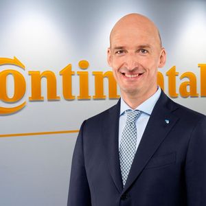 Christian Kötz, 48, ist neuer Leiter des Geschäftsbereichs Nutzfahrzeugreifen bei Continental. Kötz hatte seit Juni 2011 die Leitung des Geschäftsbereichs Pkw-Reifen Ersatzgeschäft EMEA inne. Darüber hinaus war er von Januar 2015 bis Dezember 2017 Präsident des Verbandes der Europäischen Reifen- und Kautschukindustrie (ETRMA). Von 2006 bis 2011 war Kötz als Senior Vice President in der zentralen Forschungs- und Entwicklungsabteilung von Continental in Hannover tätig. Zuvor war er mit verschiedenen Funktionen in den Erstausrüstungsabteilungen für Pkw-Reifen in Nordamerika und Hannover betraut. 