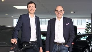 Ein geschlossenes Marktgebiet im Südwesten Bayerns: Peter Schäfer (r.) und Johannes Medele haben in den vergangenen Jahren einst separate Vertriebs- und Servicepartner der Marke Mercedes-Benz zu einer neuen Gruppe zusammengeführt. (Bild: Thomas Hillenbrand)