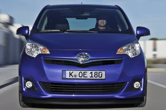 Das frontale Erscheinungsbild wird von den räumlich gestalteten Scheinwerfern, großen unteren Lufteinlässen und dem breiten Kühlergrill bestimmt. (Archiv: Vogel Business Media)