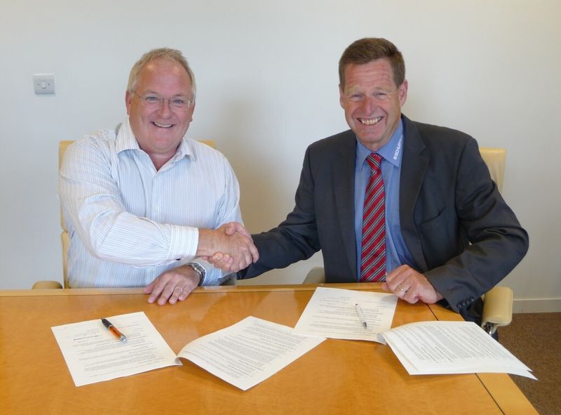 „Die engere Zusammenarbeit mit RS während der letzten Jahre hat messbar zu positiven Ergebnissen für unser Geschäft geführt“, sagte Hans-Rudolf Schurter, Chairman und CEO der Schurter Group (im Bild rechts). (Bild: RS Components)