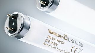 Zusammen mit dem Leuchtmittelhersteller Osram hat die Herbert Waldmann GmbH & Co. KG  – OEM Partner der Druckindustrie für Hersteller wie Heidelberger Druckmaschinen – die Leuchtstofflampe Press + Proof entwickelt, die den neuen Normlichtbedingungen nach ISO 3664:2009 gerecht werden soll. Bild: Herbert Waldmann (Archiv: Vogel Business Media)