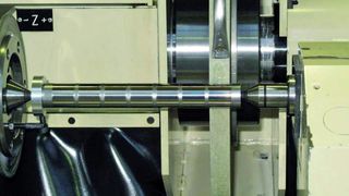 In den Versuchen wurden je sieben Lagerlaufflächen mit einer keramischen Schleifscheibe vorgeschliffen. Anschließend erfolgte das Schleifen mit elastischen Schleifwerkzeugen aus geschäumten Polyurethanbindungen. Bild: Artifex (Archiv: Vogel Business Media)