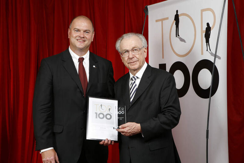 Bartec-Geschäftsführer Dr. Anjou Appelt erhält die Urkunde der „Top 100“  (Bild: Compamedia)
