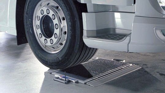 Das Verwiegen von Transportern und Lkws wird im Fahrzeugbau immer wichtiger. Dafür sorgen zum einen Gesetzgebungen wie der WLTP-Standard, aber auch das Thema tatsächliche Nutzlasten und Leergewichte ab Werk von Basisfahrzeugen. Das Verwiegen von Transportern und Lkws wird im Fahrzeugbau immer wichtiger. Dafür sorgen zum einen Gesetzgebungen wie der WLTP-Standard, aber auch das Thema tatsächliche Nutzlasten und Leergewichte ab Werk von Basisfahrzeugen.