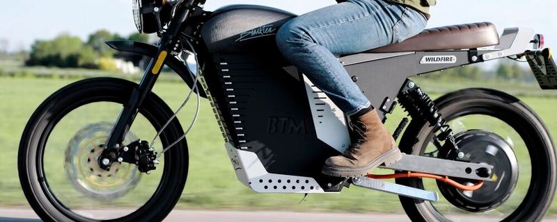 Die elektrische Wildfire ist für Pendler und das Gelände gleichermaßen geeignet.(Bild:  Black Tea Motorbikes)