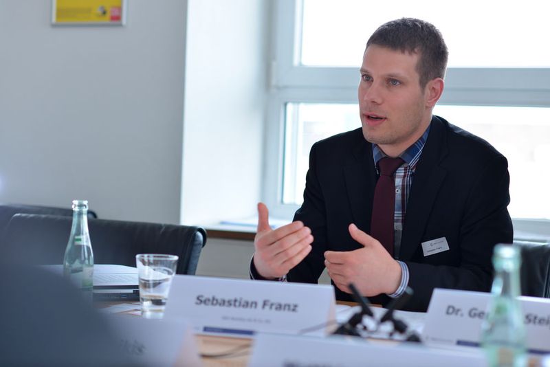 „Mit fertig konfigurierter Sicherheitstechnik sind wir wesentlich schneller bei der Realisierung von nötigen Sicherheitsfunktionen und erreichen einfacher eine Abnahme der Maschine“, betont Sebastian Franz. (Bild: Vogel Business Media / Johannes Untch)