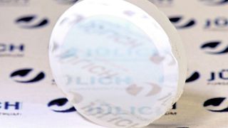 Mit Yttriumdioxid beschichtetes Zirkondioxid. Durch die unterschiedlichen thermischen Eigenschaften der beiden Materialien entsteht beim Erkalten in der Beschichtung eine hohe Druckspannung, durch die die Oberfläche des Bauteils zusammengepresst wird: Die Bildung von Rissen wird so effektiv behindert. Das Bauteil wird so stabiler und seine Oberfläche beständiger gegen Zerkratzen. (Forschungszentrum Jülich / Hiltrud Moitroux)