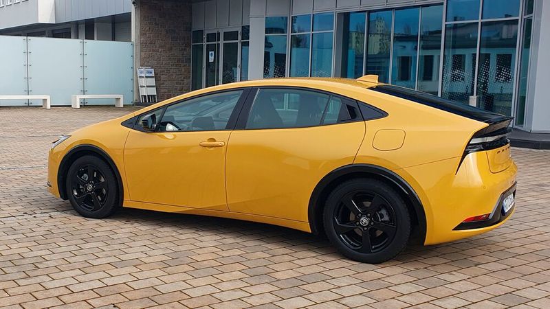 1. Das Design: Der knapp 1,6 Tonnen schwere Toyota Prius wirkt mit seiner dynamischen Linienführung wie ein reinrassiges Sportcoupé.  (Bild: Mauritz – VCG)