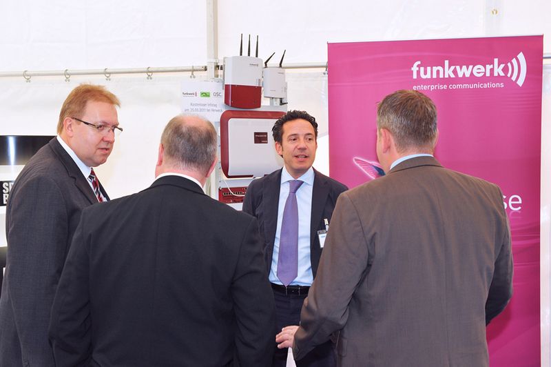 Jörg Herweck (Mitte) Hans-Jürgen Schneider, Funkwerk (links) (Archiv: Vogel Business Media)