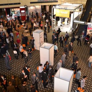 Teilnehmer im weitläufigen Hauptflur des Berliner ICC. 