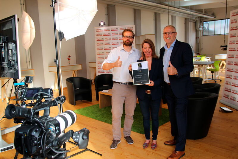 PROCESS-Redakteur Wolfgang Ernhofer freut sich mit Producerin Anna Stelzenmüller und PROCESS-Publisher Gerd Kielburger (v.l.) über den Fox Award in Gold. (PROCESS)