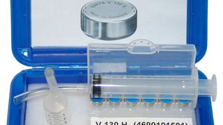 Vorführmodell von VARTA Microbattery für den Betrieb einer Abgabe- oder Dosiereinrichtung (Vordergrund) und eines H2-Gasbehälters (hinten links). (Bild: Varta Microbattery)