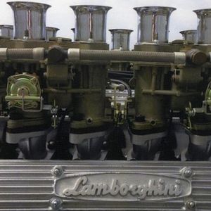 Insgesamt vier Weber-Dreifach-Fallstromvergaser vom Typ  IDL40 3C 3bbl versorgen die zwölf Zylinder des Motors mit dem nötigen Krafststoffgemisch. Das Portal spritverbrauch.de listet den Miura mit einem Durchschnittesverbauch von 17,37 Liter, was sicher bei einer zurückhaltenden Fahrweise zutreffen mag.(Bild:  Lamborghini)