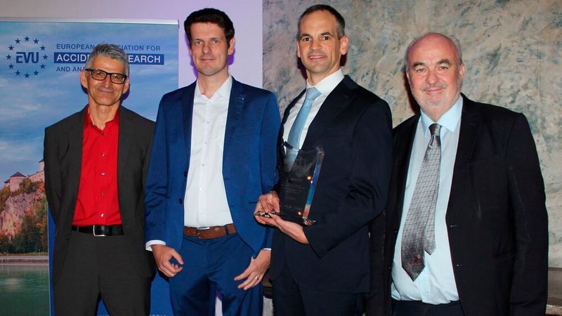 Von links: Peter Rücker, Leiter Unfallforschung und Unfallanalytik Dekra Automobil GmbH; Barend Hauwetter, DVR-Referatsleiter Fahrzeugtechnik; Preisträger Andreas Wingert; EVU-Präsident Prof. Hermann Steffan(Bild:  Thomas Seidenstücker)