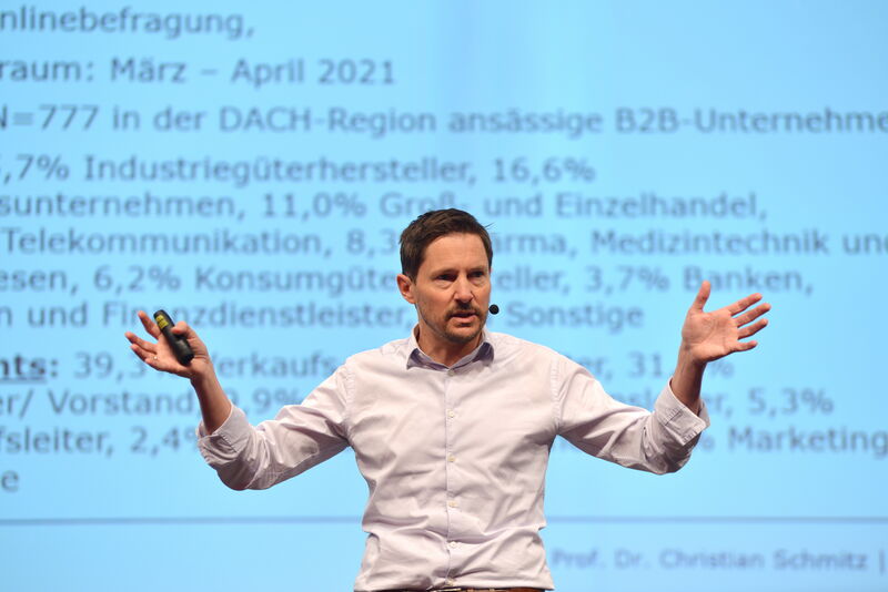 Prof. Dr. Christian Schmitz stellte seine brandneue Studie „Hybrid-Selling 2021“ auf den B2B Marketing Days 2021 vor.  (marconomy © Johannes Untch)