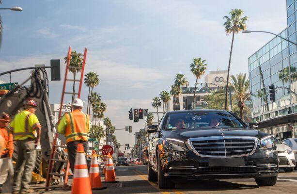 Mit dem Intelligent World Drive testet Mercedes-Benz mit einem Erprobungsfahrzeug auf Basis der S‑Klasse automatisierte Fahrfunktionen auf fünf Kontinenten. Nach Deutschland, China,  Australien und Südafrika liegt der Fokus der letzten Etappe in den USA auf  der Bewertung des Fahrverhaltens im dichten Stadtverkehr und auf Highways. Im Fokus steht dabei insbesondere die Erkennung von Schulbussen und landesspezifischen Fahrbahnmarkierungen, Fahrspuren sowie Geschwindigkeitsschildern und auf der Erprobung des innovativen Lichtsystems DIGITAL LIGHT. (Daimler AG)
