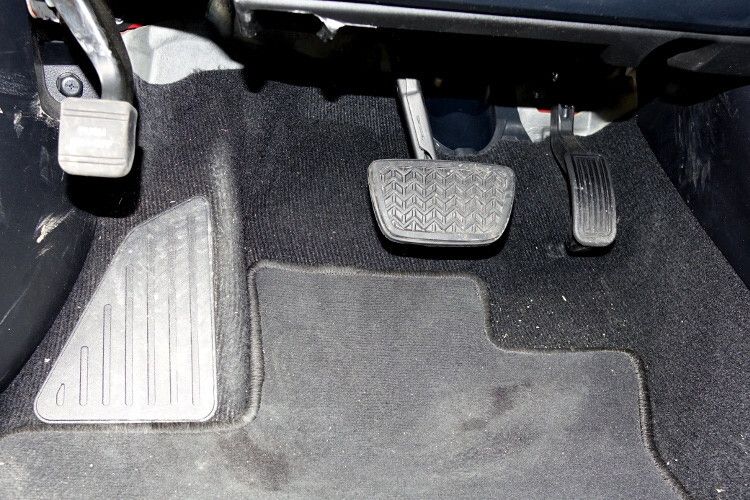 Ein Platzbedingtes Kuriosum: Vor der Ruheposition des linken Fußes hat Lexus das Fußpedal der Handbremse platziert. Es ist weniger störend als gedacht, dennoch hätte man hier auch eine Lösung per Schalter im Cockpit finden können.  (Wolfgang Sievernich)