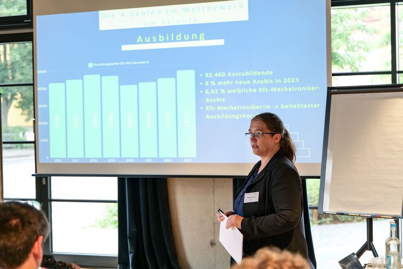 Manuela Suhr vom ZDK informierte die Teilnehmenden über die Aktivitäten der Initiative Autoberufe in Sachen Nachwuchswerbung. (Bild: Schmidt - VCG)