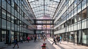 Aus ihren Studiengängen am Campus Lichtenberg der HWR Berlin hat Prof. Lück-Schneider die Erkenntnis mitgenommen, dass die öffentliche Verwaltung als Arbeitgeberin einen durchaus positiven Stand hat. (Bild: © HWR Berlin / Christoph Eckelt)