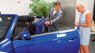 Mark Karpinski erklärt Ministerin Kristina Sinemus die digitalen Verkaufsprozesse. (Zietz/»kfz-betrieb«)