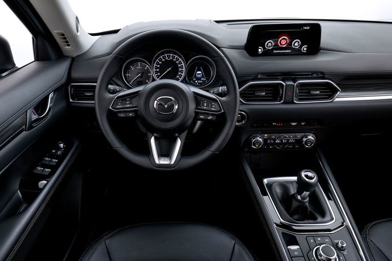Bedienelemente und Instrumente wurden im Hinblick auf eine bessere Ergonomie neu angeordnet. (Mazda)