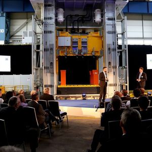 Steffen Nickler (l.) und Jens Aspacher von Schuler präsentierten den geladenen Gästen (aus der Automobil- und -zulieferindustrie) am Standort Waghäusel die neue PCH-Technologie. Die Schuler eigene Presse wird im Kompetenzcenter in Göppingen für Demonstrations- und Testaufgaben ihren Platz finden.