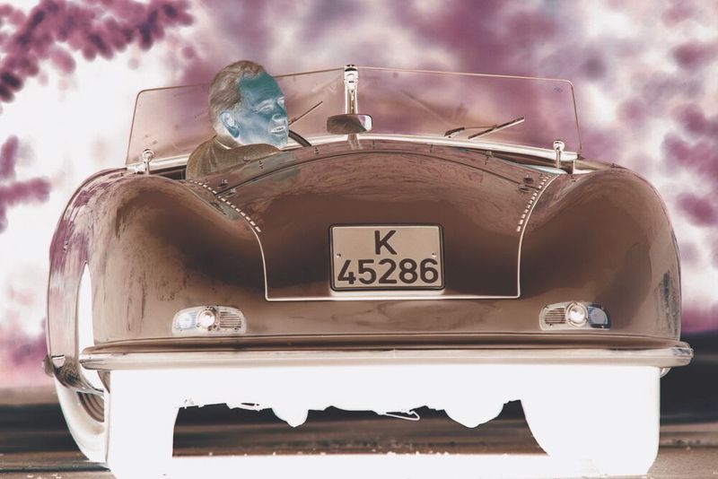 Der 356 ist der Urvater aller Serien-Porsche. Abgebildet ist der Porsche 356 Nummer 1 von 1948 mit Konstrukteur Ferry Porsche an dessen 85. Geburtstag, 1994. (Bild: Porsche)