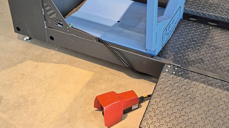 Der Zustimmfußschalter von Bernstein ermöglicht es dem Bediener, mit beiden Händen an der Maschine zu arbeiten und gleichzeitig den Maschinenablauf sicher mit dem Fuß zu steuern.(Bild:  Bernstein)