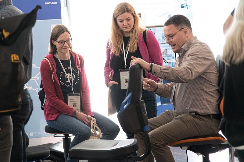 Ein kurze Pause auf den Sitzmöbeln von Bimos ist ausdrücklich erlaubt. So ein Messetag von 9:30 bis 15:30 Uhr kann schließlich auch anstrengend sein.   Mehr Infos zu den kommenden LAB-SUPPLY-Messen finden Sie auf www.lab-supply.info (Bild: Stefan Stark)