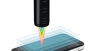 Eine mehrlinsige Optik teilt es in die einzelnen Spektralfarben auf und fokussiert polychromatisches Licht in unterschiedlichen Abständen zum Sensor. (Micro-Epsilon)